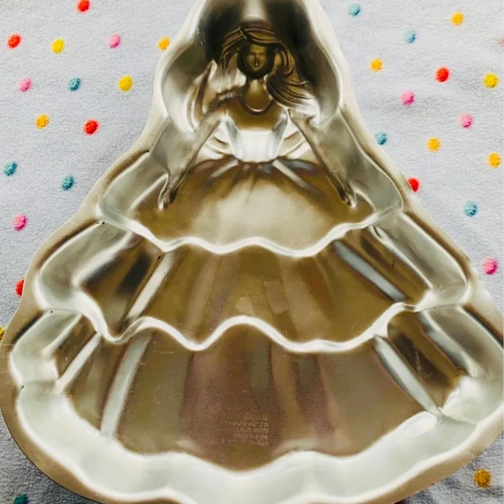 Vintage Barbie Mattel Wilton Cake Mold Tin 1995